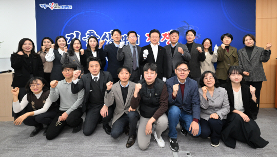 경북도의 저출생 극복 업무를 수행할 ‘저출생 극복 태스크포스(TF)’ 직원들이 이철우(뒷줄 오른쪽 여섯 번째) 경북지사와 함께 화이팅을 외치고 있다. 경북도청 제공