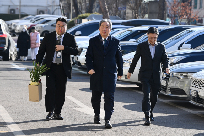 26일 오전 한오섭(가운데) 대통령실 정무수석과 차순오(오른쪽) 정무1비서관 등이 배현진 국민의힘 의원을 병문안하기 위해 서울 용산구 순천향대병원에 들어서고 있다. 문호남 기자