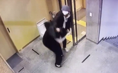 25일 오후 5시 15분쯤 서울 강남구 신사동 한 건물에서 배현진 국민의힘 의원이 한 중학생으로부터 습격당하는 장면이 담긴 CCTV 캡처 사진.  배현진 의원 측 제공