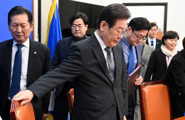 이재명(가운데) 더불어민주당 대표가 정청래(왼쪽) 최고위원, 홍익표(이 대표 오른쪽) 원내대표 등과 함께 26일 오전 국회에서 열린 최고위원회의에 참석하고 있다.  곽성호 기자