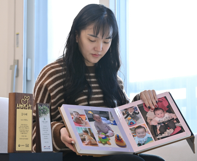 어머니 이나라 씨가 지난 16일 경기 하남시 자택에서 생후 13개월에 장기 기증을 하고 떠난 아들의 사진을 바라보고 있다. 백동현 기자