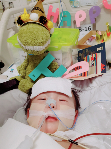 불의의 사고로 뇌사 추정 상태였던 고 서정민 군이 지난 2020년 9월 16일 분당차병원 중환자실에서 첫 번째 생일을 맞이한 모습. 이나라 씨 제공