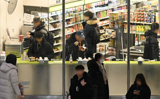 연일 치솟는 외식 물가로 식사비 지출을 줄이기 위해 도시락이나 간편식품으로 끼니를 해결하는 직장인들이 늘고 있는 가운데 지난 17일 경기도 수원시 한 편의점의 모습. 사진=뉴시스