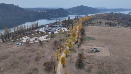 경기 여주시가 캠핑장 조성에 나선 남한강 강천섬 전경. 여주시청 제공