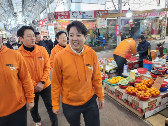 개혁신당 이준석 대표가 27일 서울 강서구 일대를 돌며 정책 홍보활동을 펼치고 있다. 연합뉴스