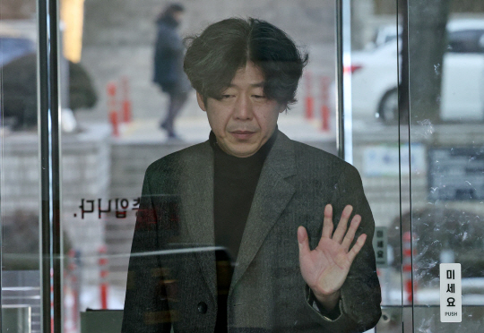 남욱 변호사가 8일 서울중앙지방법원에서 열린 ‘대장동 특혜’ 관련 특정경제범죄가중처벌 등에 관한 법률위반(배임)등 공판에 출석하고 있다. (공동취재) 뉴시스