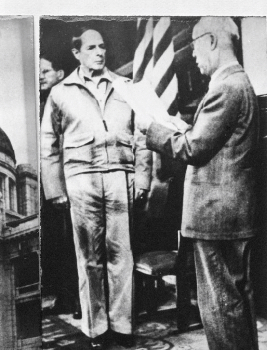 맥아더 장군이 1950년 9월 29일, 서울 수복을 기념하는 ‘수도 환도식(還都式)’에서 이승만 초대 대통령으로부터 대한민국 일등무공훈장(현 태극무공훈장) 증서를 받고 있다. 맥아더 장군은 태극무공훈장 제1호 주인공이지만 당시 전쟁 상황이라 실물이 제작되지 못해 74년 만에 실물이 맥아더기념관에 전달됐다. 국가기록원 자료