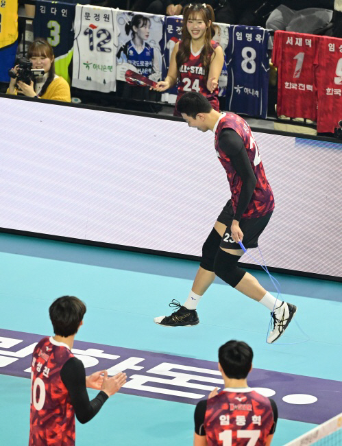 신영석이 27일 인천삼산체육관에서 열린 2023~2024 V리그 올스타전 도중 공중을 걷는 듯한 동작인 슬릭백 세리머니를 선보이고 있다. 한국배구연맹 제공