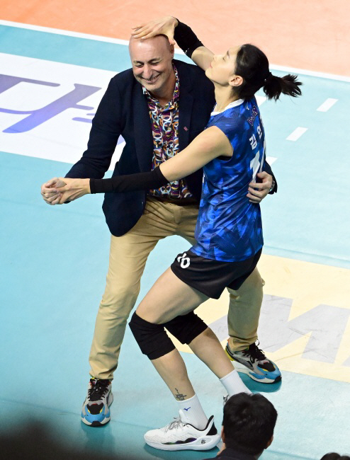 마르첼로 아본단자(왼쪽) 흥국생명 감독과 김연경이 27일 인천삼산체육관에서 열린 2023~2024 V리그 올스타전 도중 댄스 세리머니를 선보이고 있다. 한국배구연맹 제공