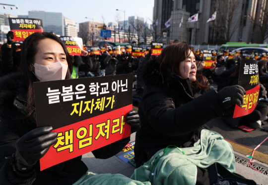 초등교사노조 회원들이 27일 서울 경복궁역 인근에서 ‘교육훼손 정책 및 늘봄학교 규탄’ 집회를 열고 구호를 외치고 있다. 사진=뉴시스
