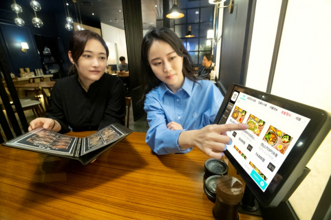 식당에서 KT의 테이블 주문 솔루션 ‘하이오더’를 사용해 주문하는 모습. KT 제공