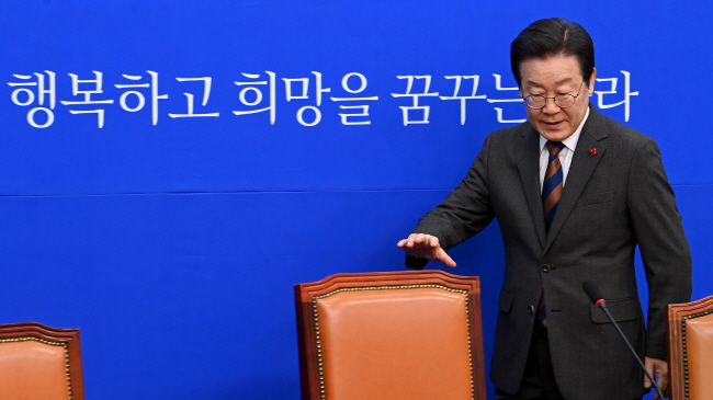 이재명 더불어민주당 대표가 29일 오전 국회에서 열린 최고위원회의에 참석해 자리에 앉고 있다. 곽성호 기자