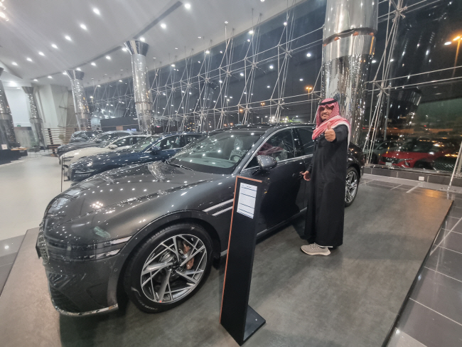 지난 8일(현지시간) 사우디아라비아 담맘 시내 현대자동차 판매 대리점에 제네시스 모델들이 전시돼 있다.