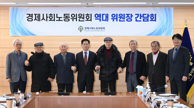 김문수 경제사회노동위원회 위원장이 29일 서울 종로구 새문안로 경사노위에서 열린 역대 위원장 간담회에서 참석자들과 기념촬영을 하고 있다. 왼쪽부터 문성현(12대), 김대모(9대), 김호진(3대), 김 위원장, 신홍(5대), 최종태(10대), 김대환(11대), 김덕호 상임위원.  문호남 기자