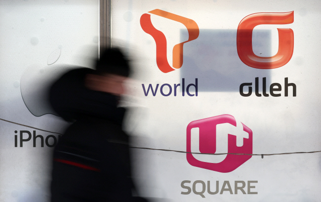 정부가 ‘이동통신 단말장치 유통구조 개선에 관한 법률’(단통법) 전면 폐지를 추진하고 있는 가운데 지난 22일 서울의 한 휴대전화 매장에 이동통신 3사 로고가 붙어 있다.  뉴시스