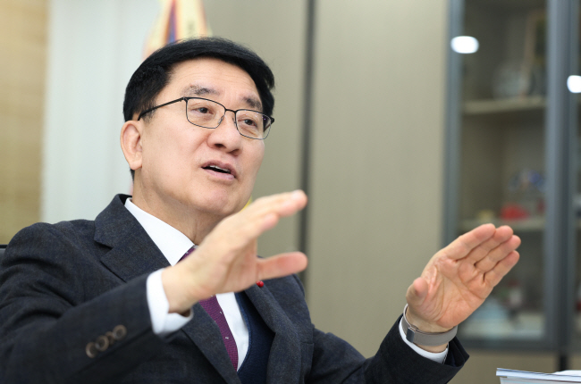 문헌일 구로구청장이 지난 29일 구청 집무실에서 진행된 문화일보와의 인터뷰에서 재개발·재건축 사업에 대해 설명하고 있다.  구로구청 제공
