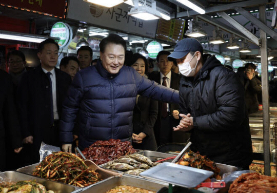 윤석열 대통령이 지난 25일 경기 의정부시 의정부제일시장을 찾아 상인들을 격려하고 있다. 대통령실 제공
