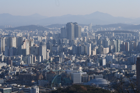 지난해 12월 서울 용산구 남산서울타워에서 바라본 서울 주택 전경. 김동훈 기자