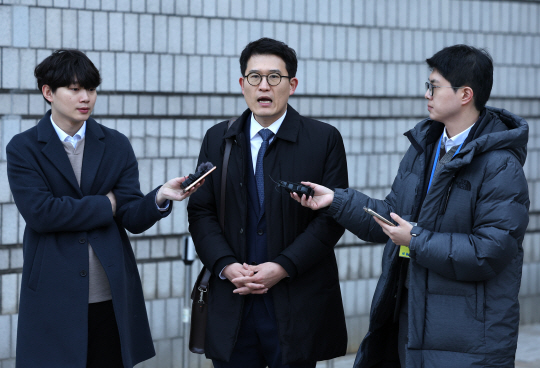 지난 24일 서울중앙지법 1심에서 이른바 ‘압구정 롤스로이스’ 운전자에게 징역 20년이 선고된 후 피해자 측 법률대리인인 권나원(가운데) 변호사가 입장을 밝히고 있다. 연합뉴스