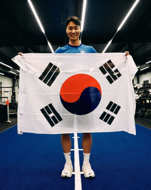 잉글랜드 챔피언십 버밍엄시티에 합류한 백승호가 태극기를 펼친 채 활짝 웃고 있다. 버밍엄시티 SNS