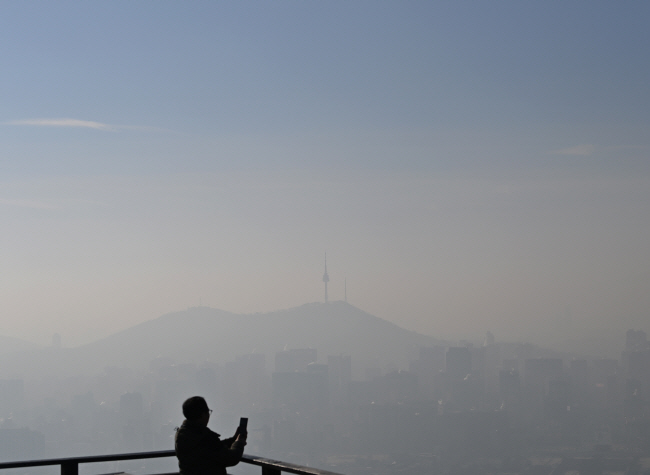 30일 전국 대부분 지역의 미세먼지 농도가 ‘나쁨’ 수준을 보인 가운데 서울 종로구 북악산에서 내려다본 도심이 뿌옇게 흐려져 있다. 백동현 기자