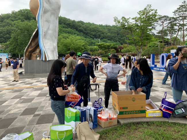 천 씨가 활동 중인 약사 봉사동아리에서 취약계층 청소년들과 야구장에 간 모습. 초록우산 제공