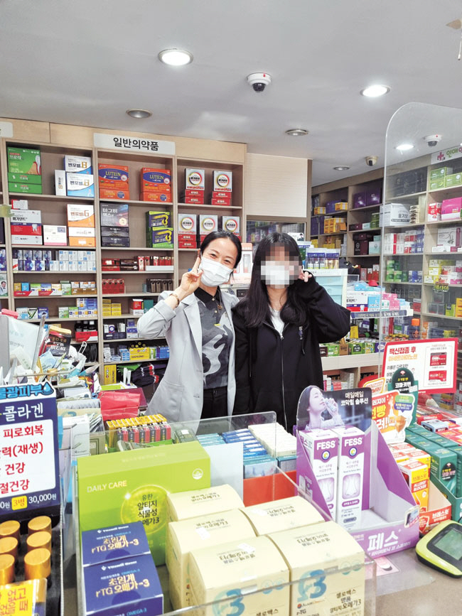 약사 천자희 씨가 지난해 5월 초록우산 대구종합사회복지관에서 진행한 진로 코칭 프로그램 ‘드림캐쳐’를 통해 약사가 꿈인 고등학생에게 직업 체험 기회를 제공한 뒤 기념사진을 찍고 있다. 초록우산 제공