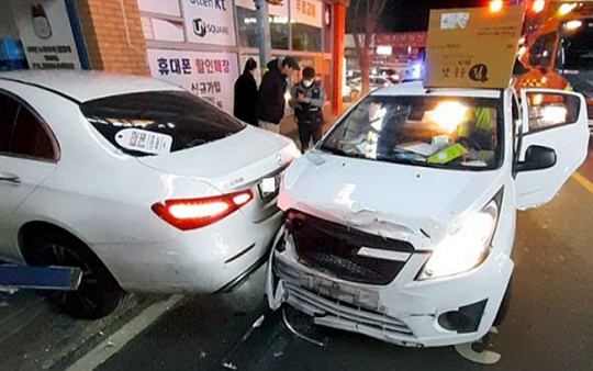 29일 오후 인천 서구 검암동 사거리에서 A씨가 몰던 벤츠 차량이 스파크 차량을 들이받고 식당에 돌진한 모습. 인천소방본부 제공