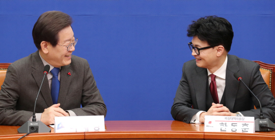 이재명 더불어민주당 대표가 지난해 12월 29일 국회 민주당 대표실을 예방한 한동훈 국민의힘 비상대책위원장과 환담을 나누고 있다. 뉴시스