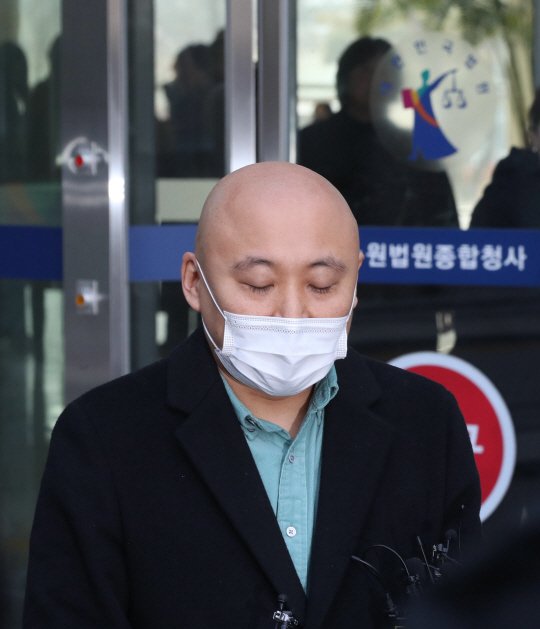 웹툰작가 주호민 씨가 1일 오전 경기 수원시 영통구 수원지법에서 취재진의 질문에 답하고 있다. 뉴시스