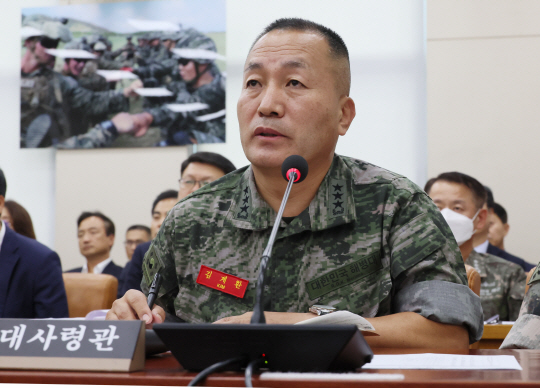 김계환 해병대사령관이 지나냏 8월 25일 국회에서 열린 국방위원회 전체회의에서 의원 질의에 답변하고 있다. 연합뉴스