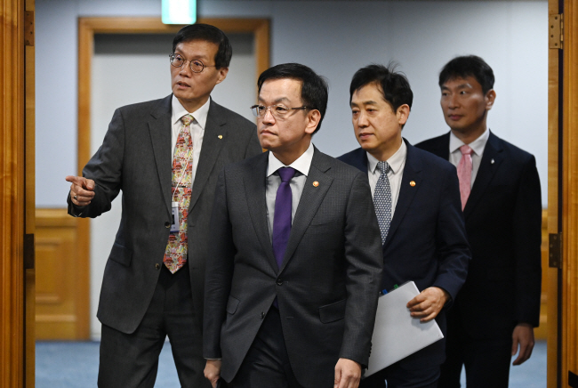 최상목(왼쪽 두 번째) 부총리 겸 기획재정부 장관이 비상거시경제금융회의에 참석하기 위해 1일 오전 서울 중구 명동 은행회관 회의실에 들어서고 있다. 이창용(사진 왼쪽부터) 한국은행 총재, 최 부총리, 김주현 금융위원장, 이복현 금융감독원장. 박윤슬 기자