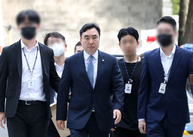 2021년 더불어민주당 전당대회 돈 봉투 살포 의혹에 관여한 혐의로 구속영장이 청구된 윤관석 무소속 의원이 지난해 8월 4일 서울 서초구 서울중앙지법에서 열린 영장실질심사(구속 전 피의자심문)에 출석하고 있다. 뉴시스