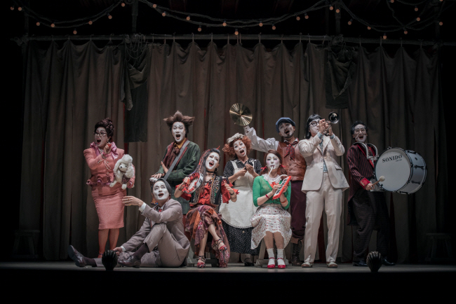 연극 ‘스카팽’ 공연 사진.   국립극단 제공