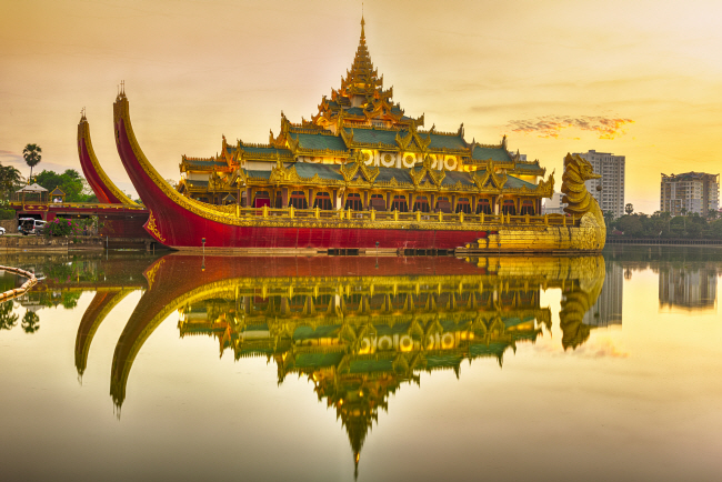 미얀마 양곤의 잉야 호수에 위치한 카라웨익 궁전.   게티이미지뱅크