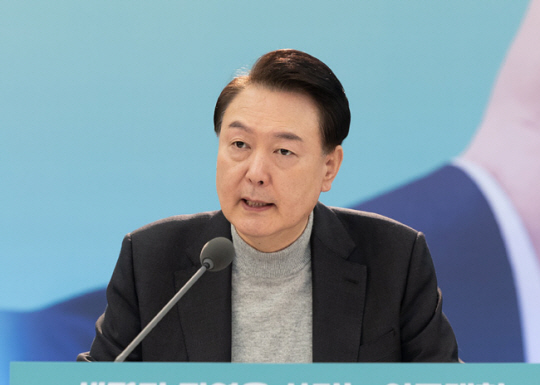 윤석열 대통령이 1일 경기 성남 분당서울대학교병원 헬스케어혁신파크에서 생명과 지역을 살리는 의료개혁 주제로 열린 여덟 번째 국민과 함께하는 민생토론회에서 발언하고 있다. 대통령실 제공