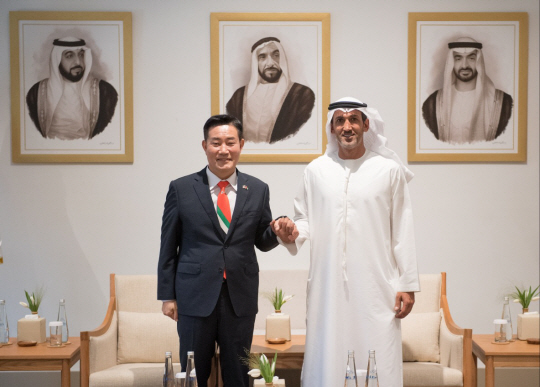 신원식(왼쪽) 국방부장관과 모하메드 빈 무라바크 알 마즈루이 UAE 국방특임장관이 2일(현지시각) UAE 국방호텔에서 간담회에 앞서 기념촬영을 하고 있다. 국방부 제공