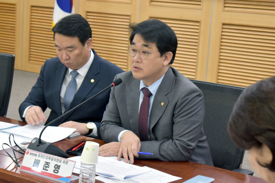 국민의힘 ‘수도권 생활 개선 태스크포스(TF)’(가칭) 위원장으로 선임된 배준영(왼쪽 두번째) 당 전략기획부총장. 배준영 의원실 제공.