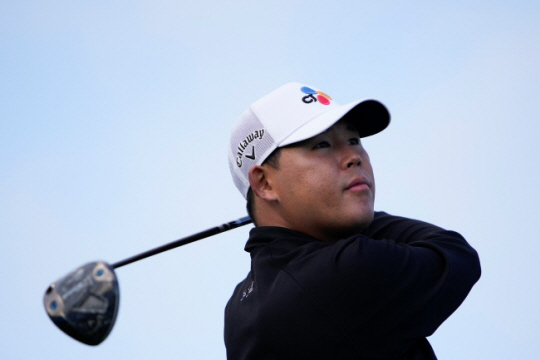 김시우가 2일 오전(한국시간) 미국 캘리포니아주 페블비치 골프링크스에서 열린 PGA투어 특급대회 AT&T 페블비치 프로암 1라운드 9번 홀에서 티샷 후 공의 방향을 살피고 있다. AP뉴시스