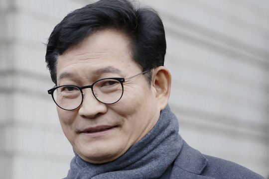 정치자금법 위반 혐의를 받는 송영길 전 더불어민주당 대표가 지난달 18일 서울 서초구 서울중앙지방법원에서 열린 영장실질심사를 마치고 대기 장소로 이동하고 있다. 뉴시스