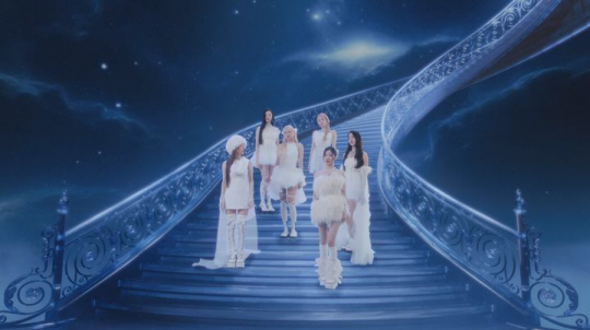 베이비몬스터 신곡 ‘스턱 인 더 미들’ 뮤직비디오 스틸컷. YG엔터테인먼트 제공