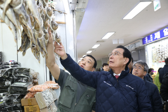 노동진(가운데) 수협중앙회장이 지난 2일 노량진수산시장을 방문해 설 명절을 앞두고 수산물 유통동향을 점검하고 있다. 수협중앙회 제공