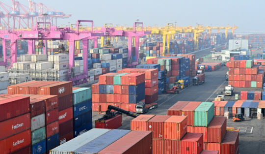 인천신항에 선적을 앞둔 컨테이너박스들이 늘어서 있다. 백동현 기자