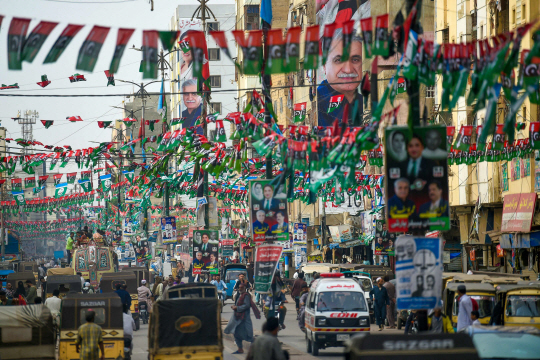 정당 깃발 내걸린 파키스탄 남부 대도시 카라치 거리. AFP 연합뉴스