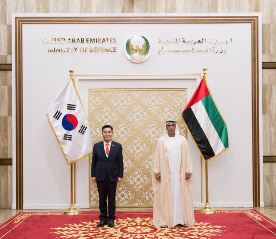 신원식(왼쪽) 국방부장관이 지난 2일(현지시각) UAE 국방부에서  빨간색 바탕에 녹색, 흰색, 검은색 줄무늬가 그려져 있고, 상단부와 하단부에는 태극기와 UAE 국기를 작게 새긴  ‘UAE 국기’ 넥타이를 맨 채 모하메드 빈 무라바크 알 마즈루이 UAE 국방특임장관이 회담에 앞서 기념 촬영하고 있다.