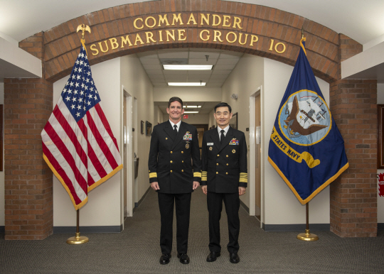 2일(현지시간) 양용모(오른쪽) 해군참모총장이 2일(현지시간) 미 제10잠수함전단장 토마스 뷰캐넌 준장으로부터 킹스 베이 미 해군 전략핵잠수함기지 방문을 환영 받으며 기념사진을 촬영하고 있다. 해군 제공