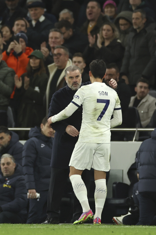 토트넘 홋스퍼의 안지 포스테코글루(왼쪽) 감독과 손흥민. AP뉴시스