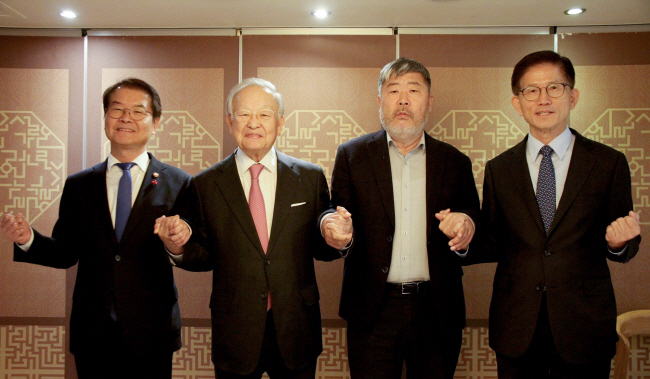 김동명(왼쪽 세 번째) 한국노총 위원장이 지난 14일 서울 종로구 광화문 인근에서 노사정 대표자들과 간담회 후 기념 촬영을 하고 있다. 연합뉴스