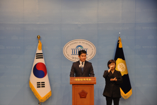 국회에서 탈당 기자회견을 하는 신용우씨.