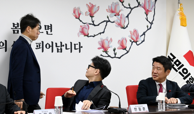 한동훈(가운데) 국민의힘 비상대책위원장과 유의동 정책위의장이 5일 오전 서울 영등포구 당사에서 열린 비대위 회의에 참석해 총선 불출마를 선언한 김경율(왼쪽) 비대위원을 바라보고 있다. 곽성호 기자